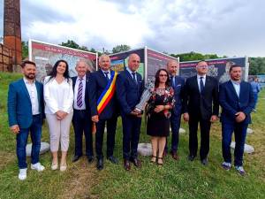 Reprezentanti ai delegatiei polone si ai autoritatilor romane la deschiderea expozitiei din Cacica