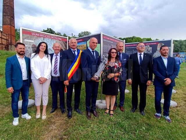 Reprezentanti ai delegatiei polone si ai autoritatilor romane la deschiderea expozitiei din Cacica