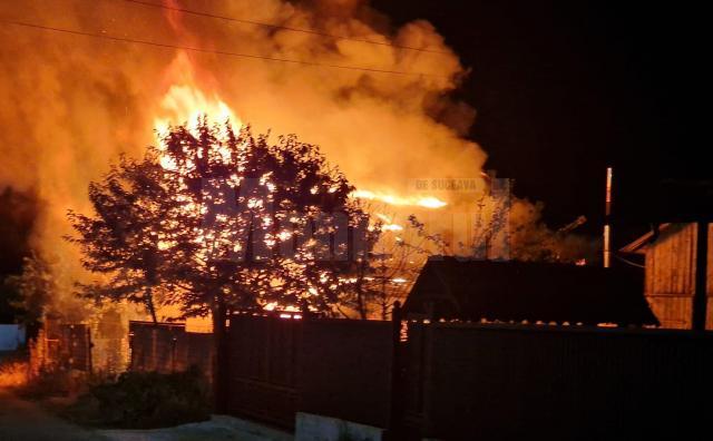 Casă din Plopeni, distrusă de un puternic incendiu