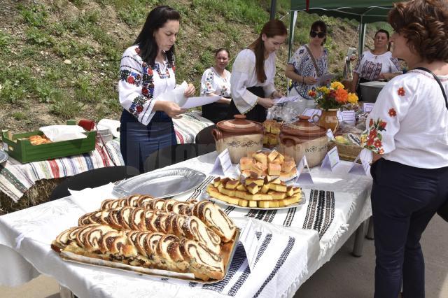 Gospodinele din Cornu Luncii au venit cu cele mai delicioase produse tradiționale