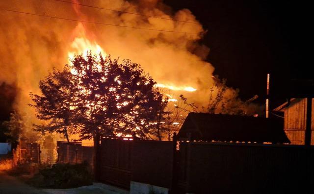 Casă din Plopeni, distrusă de un puternic incendiu