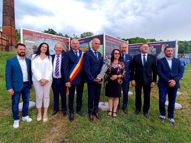 Reprezentanți ai delegației polone şi ai autorităților române la deschiderea expoziției din Cacica