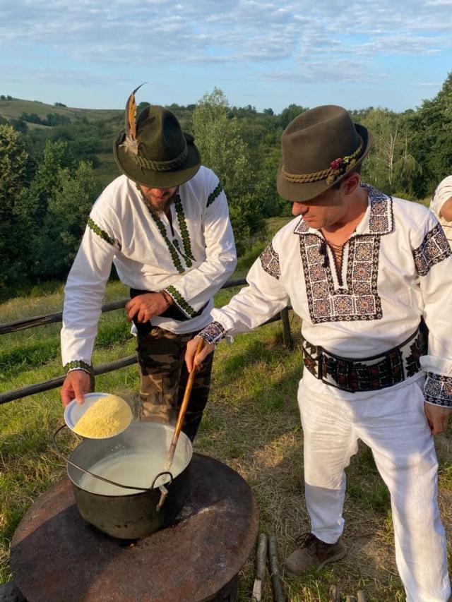 Vizita ES Reuven Azar în Bucovina, cu Mihai Robu. Foto FB Reuven Azar