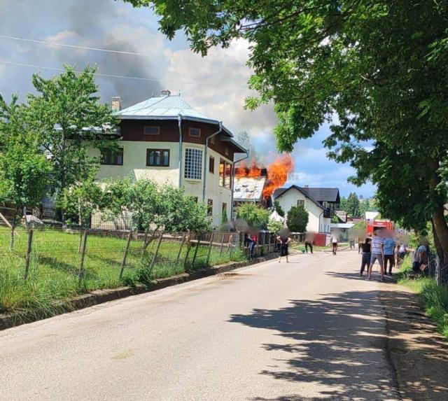 Incendiu puternic, într-o zonă aglomerată de case