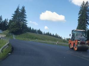 Covor asfaltic nou în Pasul Tihuța