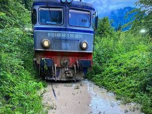 Ploaia torențială din zona Câmpulung Moldovenesc a creat probleme și pe calea ferată, aluviunile de pe versanți blocând circulația