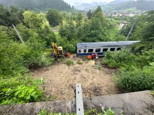 Tren blocat de aluviuni