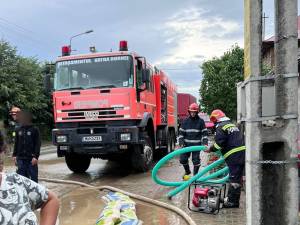 Aproape 30 de intervenții ale pompierilor, pentru evacuarea apei, la Câmpulung Moldovenesc și Sadova