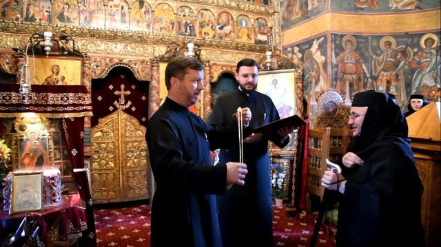 Stavrofora Gabriela Platon, stareţa Mănăstirii Voroneţ, a primit Ordinul „Crucea Bucovinei”, la împlinirea vârstei de 60 de ani. Foto Constantin Ciofu