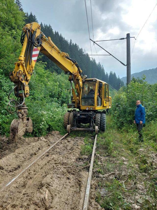 Furia Codului Roșu – 450 de călători blocați în două trenuri, drumuri și curți inundate