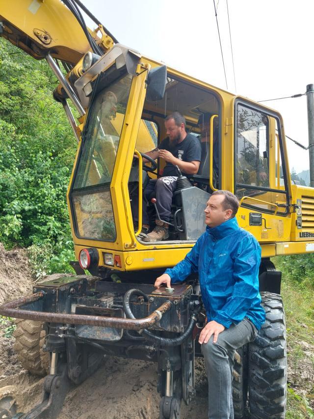 Furia Codului Roșu – 450 de călători blocați în două trenuri, drumuri și curți inundate