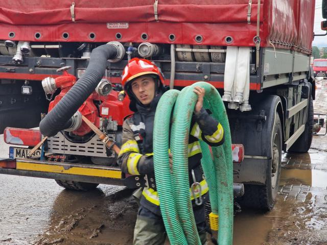 Furia Codului Roșu – 450 de călători blocați în două trenuri, drumuri și curți inundate