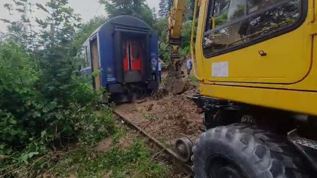 Furia Codului Roșu – 450 de călători blocați în două trenuri, drumuri și curți inundate