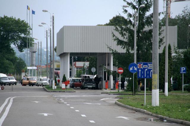 Un tir cu peste 20 de tone de cânepă industrială, interzis la intrarea prin PTF Siret