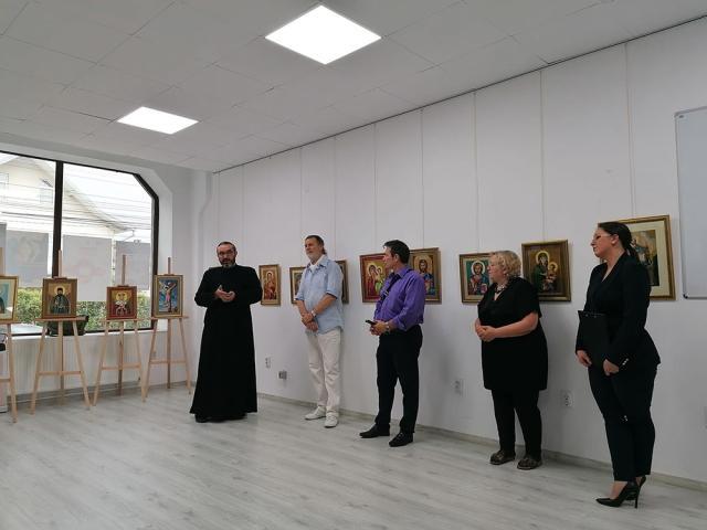 În icoanele cusute - pictură în ac - de Lidia Săbiuță, publicul descoperă „lumea dincolo de imperfecțiunile ei”