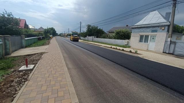 Lucrări de asfaltare pe strada principală din Moara Nica și Moara Carp