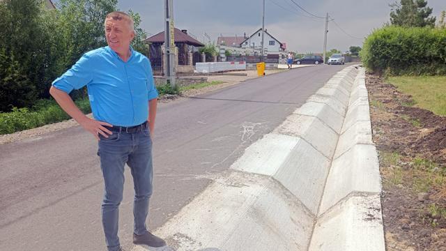 Primarul Eduard Dziminschi spune că lucrările de asfaltare și de turnare a rigolelor sunt de calitate