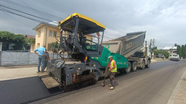 Lucrări de asfaltare pe strada principală din Moara Nica și Moara Carp