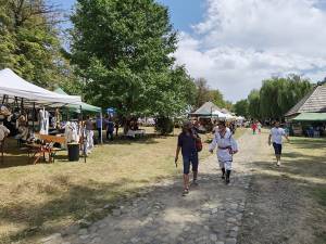 O sută de meșteri populari din toată țara, invitați la sfârșitul acestei luni la Muzeul Satului Bucovinean