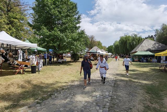 O sută de meșteri populari din toată țara, invitați la sfârșitul acestei luni la Muzeul Satului Bucovinean