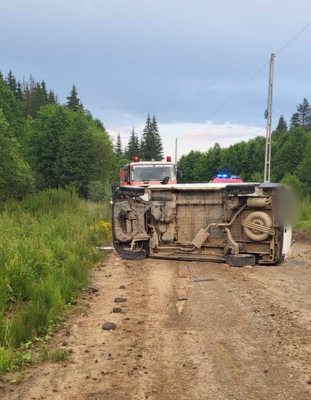 Bărbat găsit mort sub o autoutilitara răsturnată