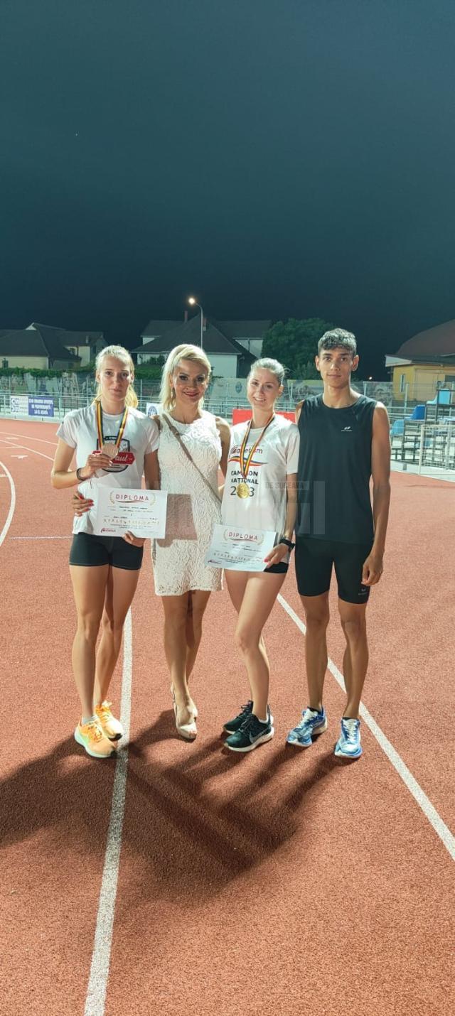 Cei trei sportivi, impreună cu antrenoarea Erzilia Țîmpău