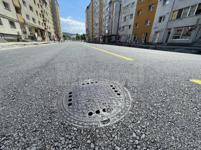 Capac de canal la nivel în orașul Bistrița. Foto Andrei Bacoș