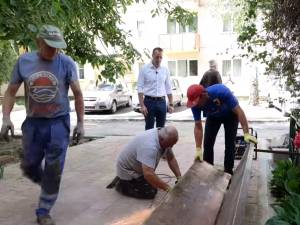 Acțiune în forță de îndepărtare a improvizațiilor de pe domeniul public, coordonată de viceprimarul Sucevei, Lucian Harșovschi