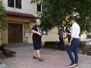 Acțiune în forță de îndepărtare a improvizațiilor de pe domeniul public, coordonată de viceprimarul Sucevei, Lucian Harșovschi