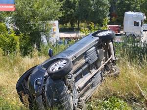 Autoturism răsturnat, la Șcheia, după un accident în care a fost implicat și un motostivuitor