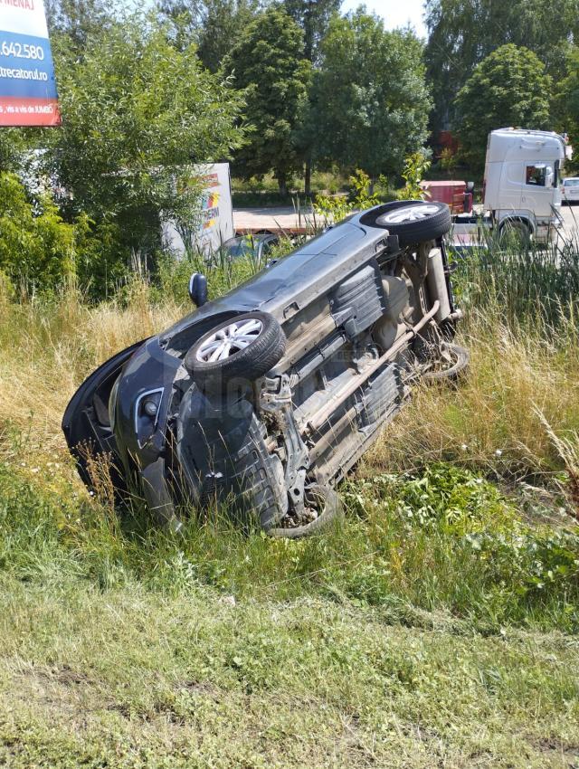 Autoturism răsturnat, la Șcheia, după un accident în care a fost implicat și un motostivuitor