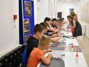 Aproape 100 de copii au participat la activitatea „Micii bijutieri – atelier de bijuterii medievale”, la Muzeul de Istorie Suceava