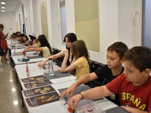 Aproape 100 de copii au participat la activitatea „Micii bijutieri – atelier de bijuterii medievale”, la Muzeul de Istorie Suceava