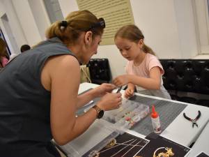 Aproape 100 de copii au participat la activitatea „Micii bijutieri – atelier de bijuterii medievale”, la Muzeul de Istorie Suceava