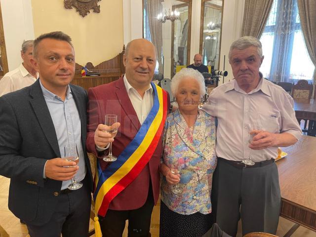 Primăria Vatra Dornei a premiat 19 „cupluri de aur” care au împlinit 50 de ani de căsnicie