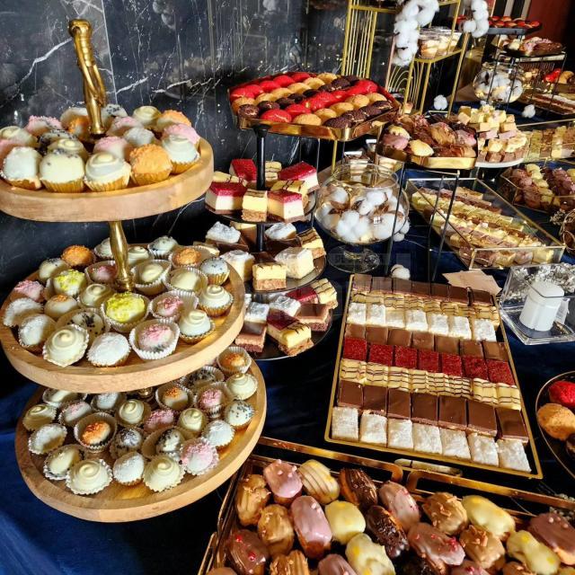 Cofetăria Royal Sweets - Definiția deserturilor diferite, dense și cremoase, cu o paletă diversificată de gusturi