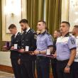 Agentul Adrian Boștiog (primul din dreapta) a primit Emblema de Onoare a MAI