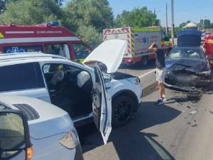 Un microbuz și două autoturisme, implicate într-un accident cu doi răniți