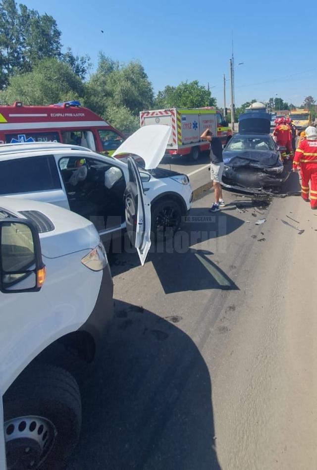 Un microbuz și două autoturisme, implicate într-un accident cu doi răniți