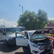 Un microbuz și două autoturisme, implicate într-un accident cu doi răniți