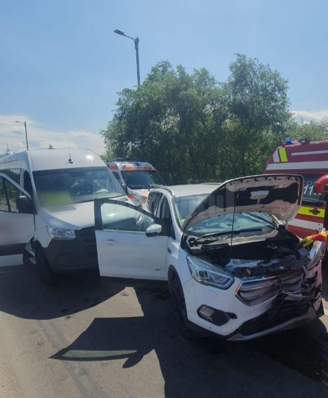 Un microbuz și două autoturisme, implicate într-un accident cu doi răniți