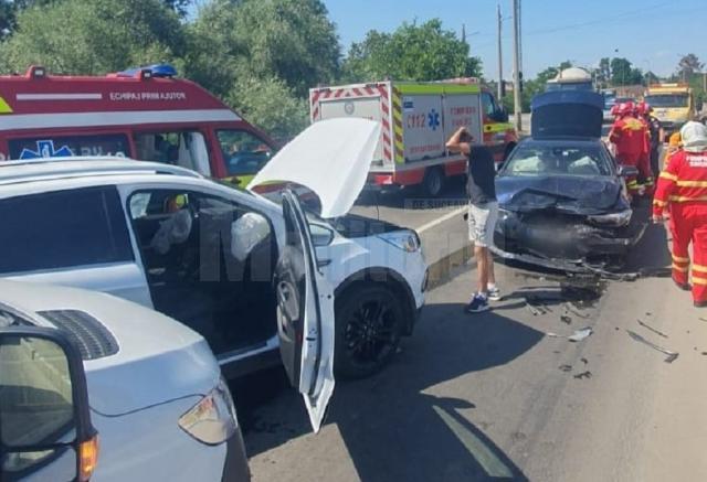 Un microbuz și două autoturisme, implicate într-un accident cu doi răniți