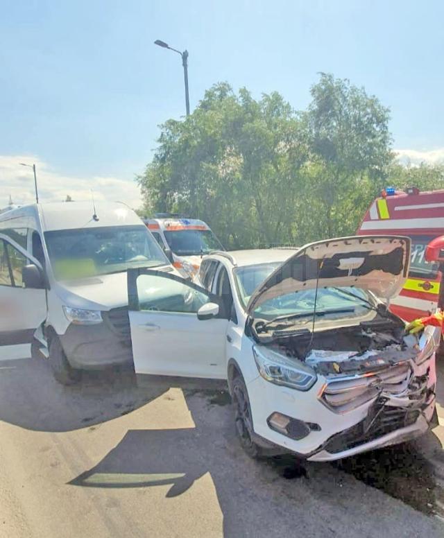 Un microbuz și două autoturisme, implicate într-un accident cu doi răniți