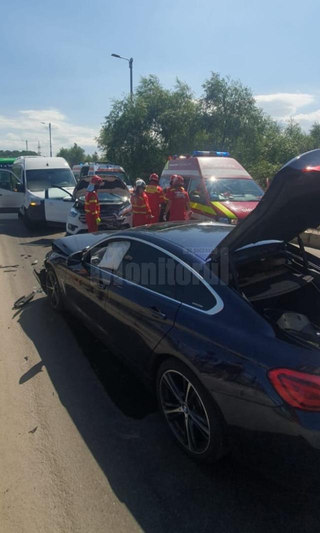 Un microbuz și două autoturisme, implicate într-un accident cu doi răniți