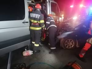 Un șofer care a depășit pe linie continuă și în curbă a provocat un accident cu cinci răniți