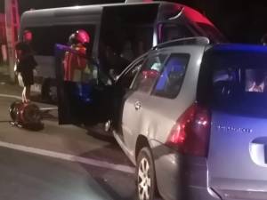 Un șofer care a depășit pe linie continuă și în curbă a provocat un accident cu cinci răniți