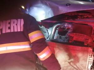 Un șofer care a depășit pe linie continuă și în curbă a provocat un accident cu cinci răniți