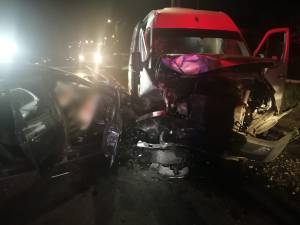 Un șofer care a depășit pe linie continuă și în curbă a provocat un accident cu cinci răniți