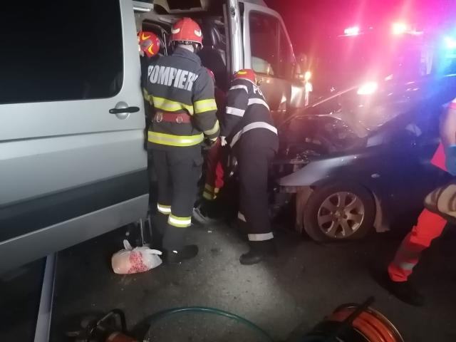 Un șofer care a depășit pe linie continuă și în curbă a provocat un accident cu cinci răniți