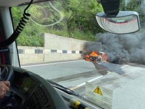 Un autoturism a ars violent în Pasul Mestecăniș